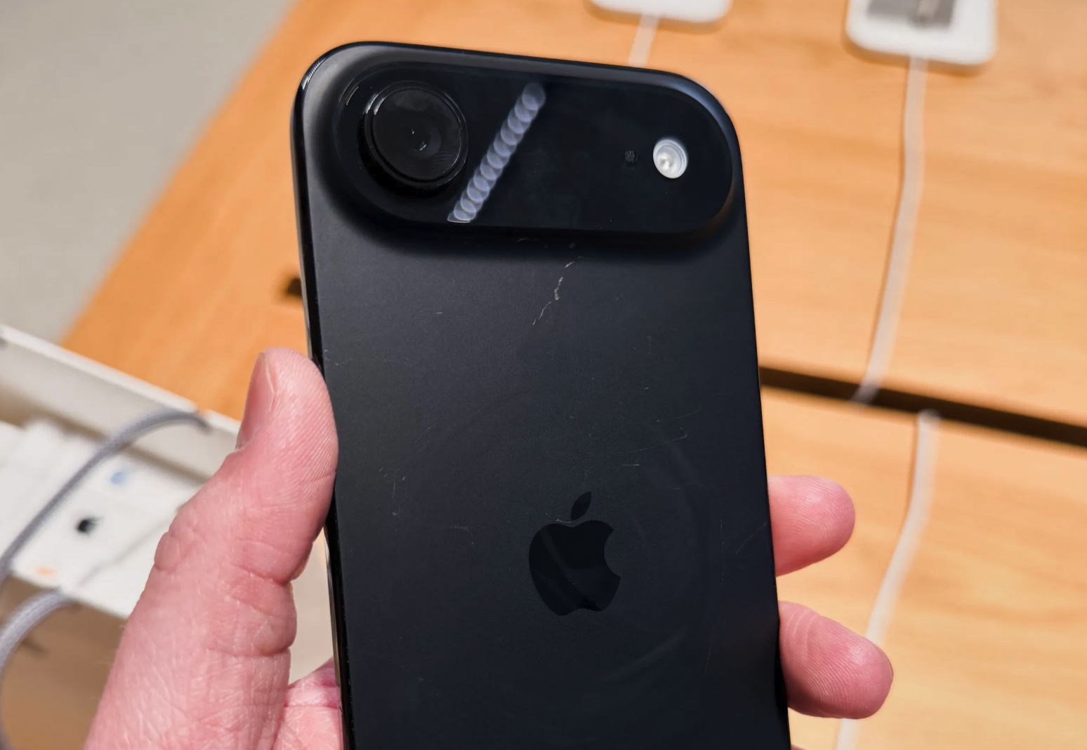 苹果零售店为iPhone 17展示机加装硅胶环防划痕