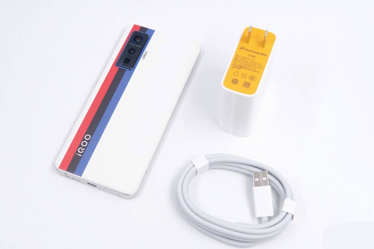iQOO 10系列将搭载200W超快闪充,其充电器密度或超2W/cm³-充电头网