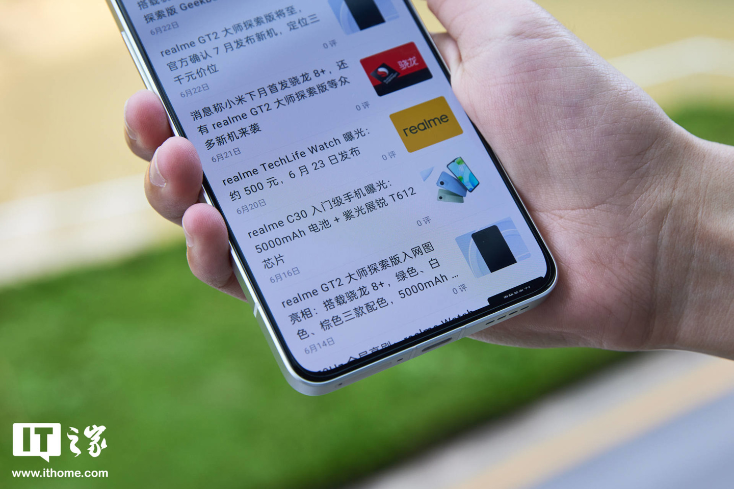 【IT之家开箱】真我 GT2 大师探索版冰岛配色图赏:超窄边框、清凉触感
