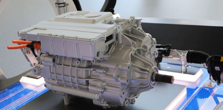 采埃孚(ZF)在800V系统的逆变器中采用SiC功率模块，400V系统逆变器的功率模块则研拟以GaN、GaO代替矽制品。ZF