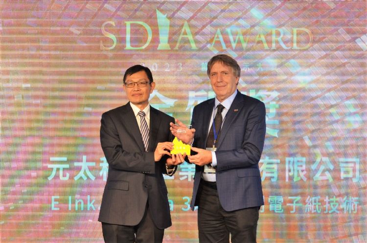 元太获「2023 SDIA Award-前瞻显示大赏」双料金奖肯定，元太科技技术长Ian French（右）接受颁奖。元太