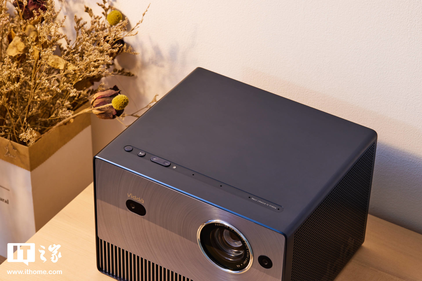 【IT之家开箱】Vidda 4K 全色激光投影 C1 图赏:百搭造型,便携属性 图片