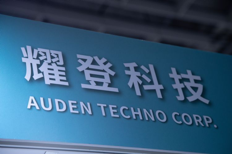 耀登正与欧系低轨卫星商进行测试。符世旻摄 耀登正与欧系低轨卫星商进行测试。符世旻摄