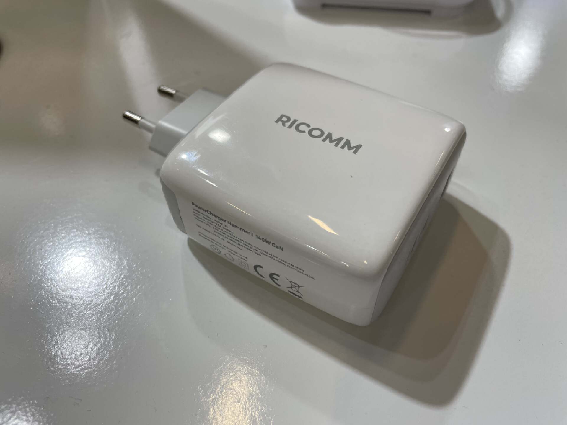 一插多充,智能分配功率,RICOMM推出支持PD3.1 140W氮化镓充电器RC1401-充电头网