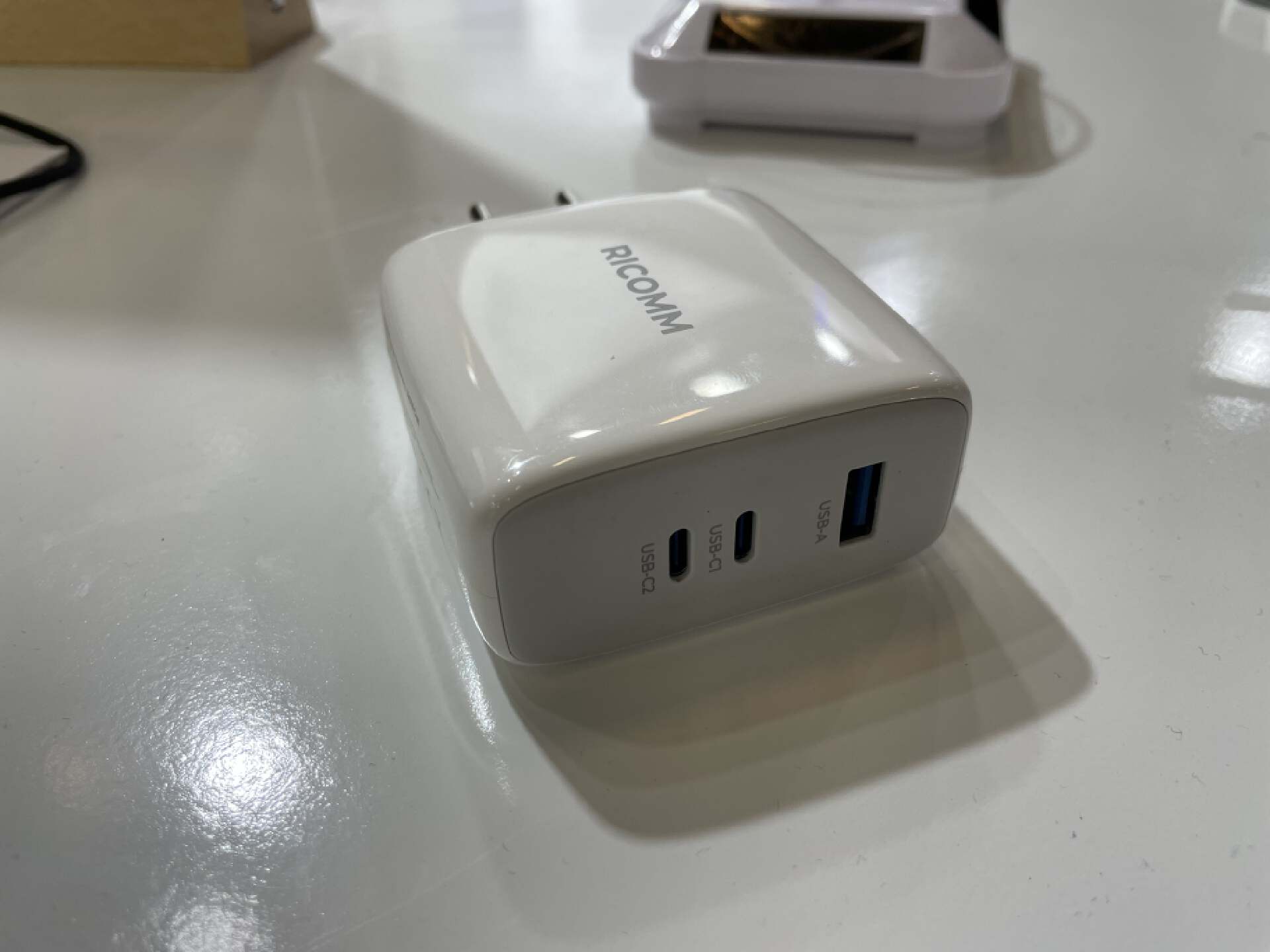 一插多充,智能分配功率,RICOMM推出支持PD3.1 140W氮化镓充电器RC1401-充电头网