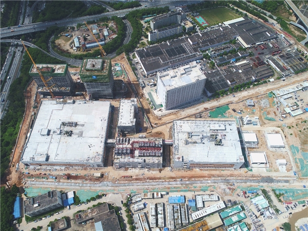 中建二局承建的第三代半导体项目办公楼顺利封顶