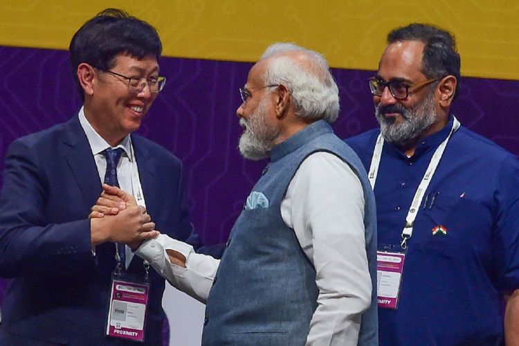 印度总理Narendra Modi（中）与富士康董事长刘扬伟（左）出席Semicon India 2023。法新社