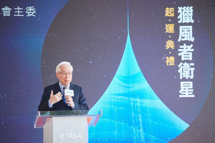 法人与厂商合作发展卫星关键元件，政府部门要求应有技转实绩。图为国科会主委吴政忠早前出席「猎风者」卫星起运典礼。李建梁摄（数据照）