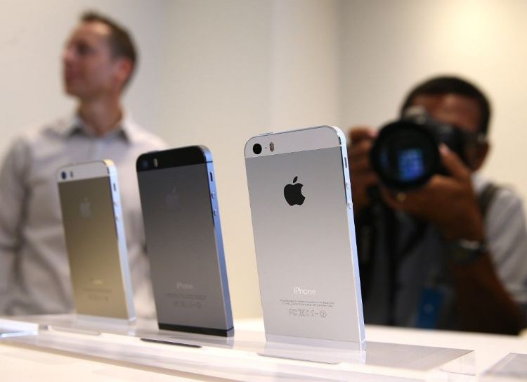 据传苹果仍预计2022年共生产约2.2亿支iPhone，与2021年相当。法新社