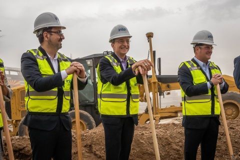 英特尔CEOPat Gelsinger于2021年9月间大动作举行亚利桑那州晶圆厂Fab 52与Fab 62动土典礼，仅晚了台积电美国厂动工约3个月。英特尔