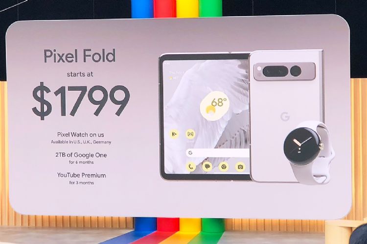 Google推出首款折叠手机Pixel Fold，目前开放预购，还附赠Pixel Watch。林佳楠摄