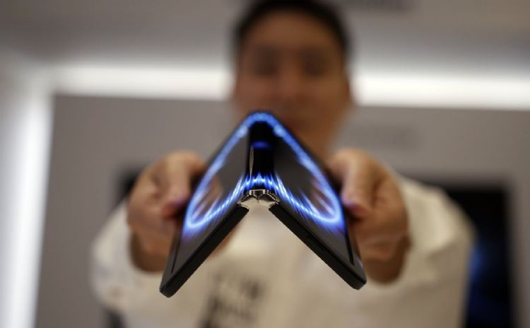 瞄准中小尺寸装置 LGD推360°折叠屏OLED