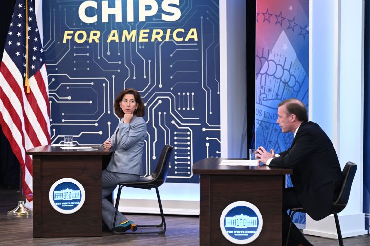 美国390亿美元半导体制造补助，美国商务部长Gina Raimondo（中）称已收到200多份申请。法新社