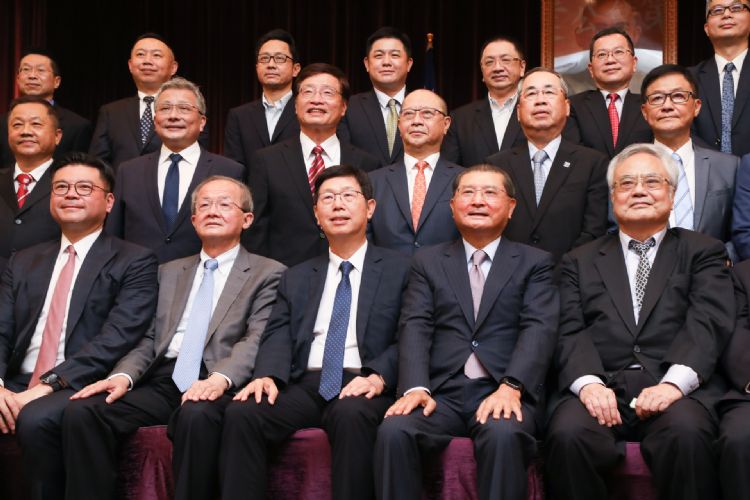 台湾区电机电子工业同业公会理事长李诗钦（前排右二），与监事会召集人刘扬伟（前排右三）等公会成员共同拜访经济部，提出ICT产业发展建言。图为2022年电电工会会员大会合照。符世旻摄