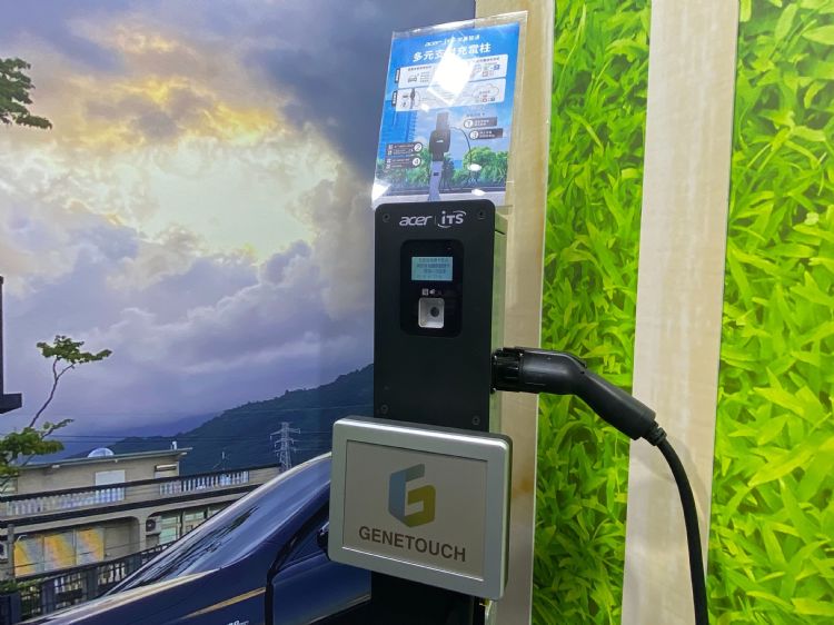 采用胆固醇液晶技术的全彩电子纸电动车充电桩。富动科