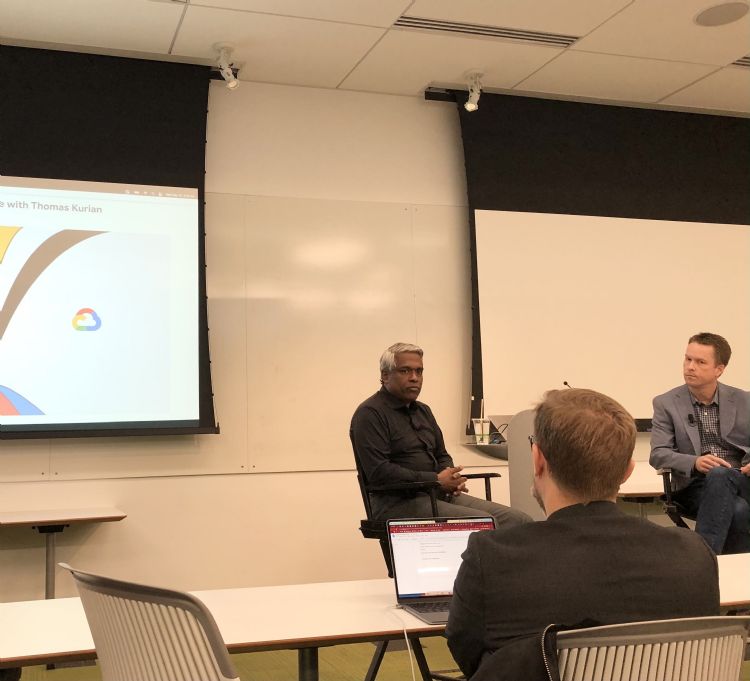 Google CloudCEOThomas Kuria（左）在分论坛场次中回答媒体提问，强调与NVIDIA是合作伙伴。林佳楠摄