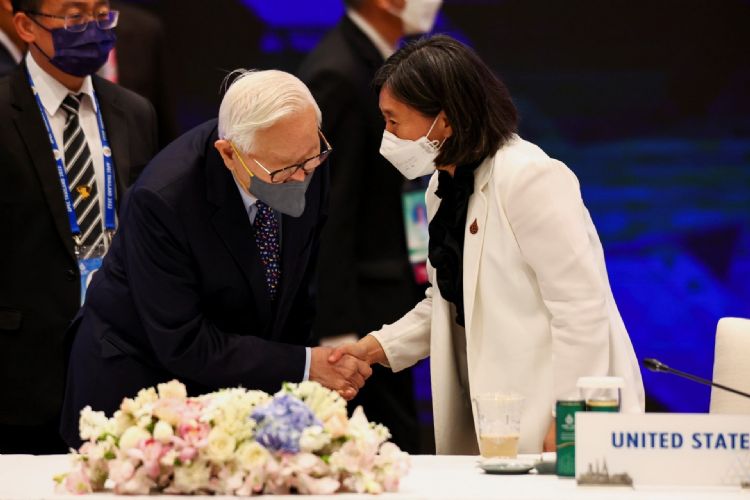 台积电创始人张忠谋(左)代表台湾出席本届曼谷APEC。图为张忠谋与美国贸易代表戴琪于曼谷APEC握手寒暄一景。法新社