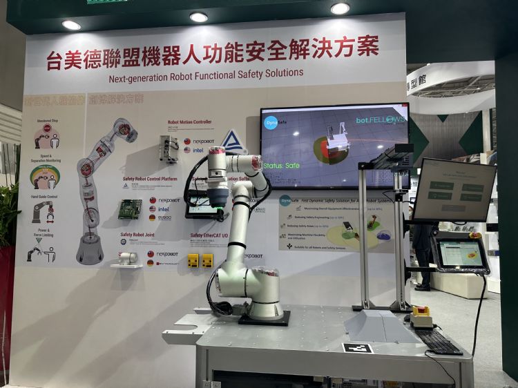 新汉智能携手英特尔推出x86协作型机器人。廖家宜摄