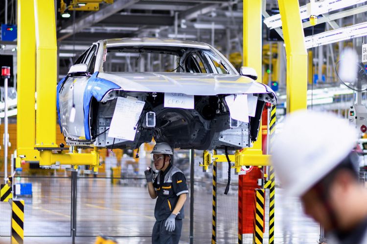 VinFast广邀媒体、网红参观车厂 有意较劲Tesla？