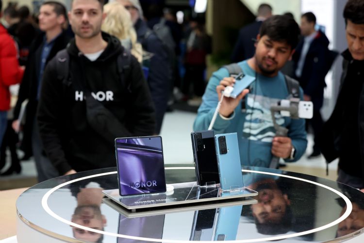 荣耀于MWC 2023摊位上所展示的新手机。法新社