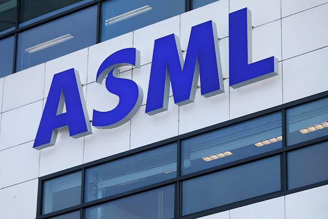 日本光刻机获得中国订单，ASML迅速改变口风，外媒：都是为了利益