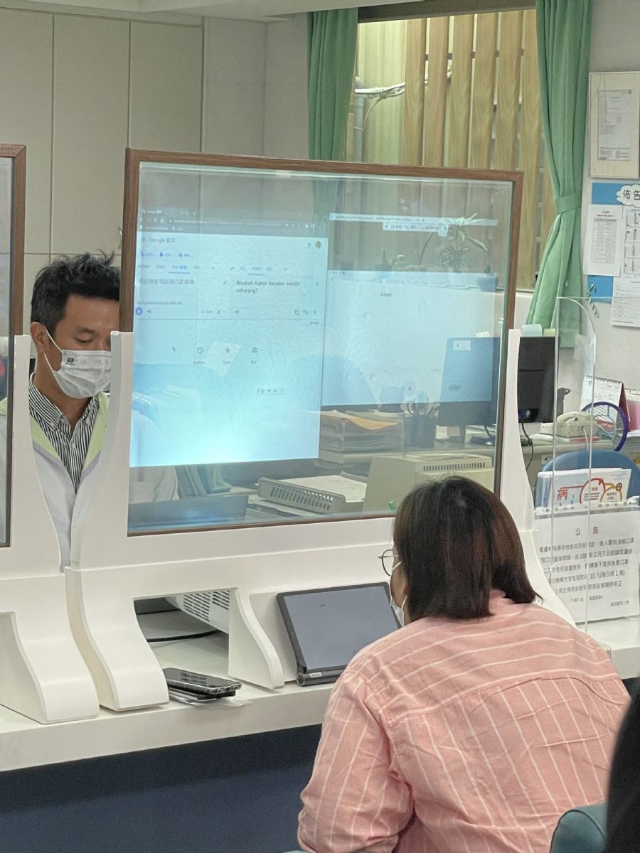 群创在国欣护理之家全球首发推出穿透度95%的透明问诊柜台。郭静蓉摄