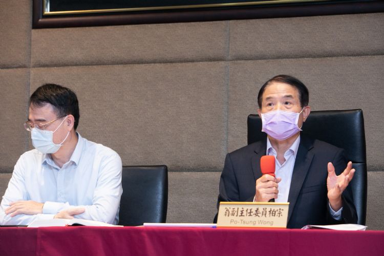 NCC副主委暨发言人翁柏宗(右)会后转述表示，对于电信合并案，NCC委员会尚未做出决议。符世旻摄