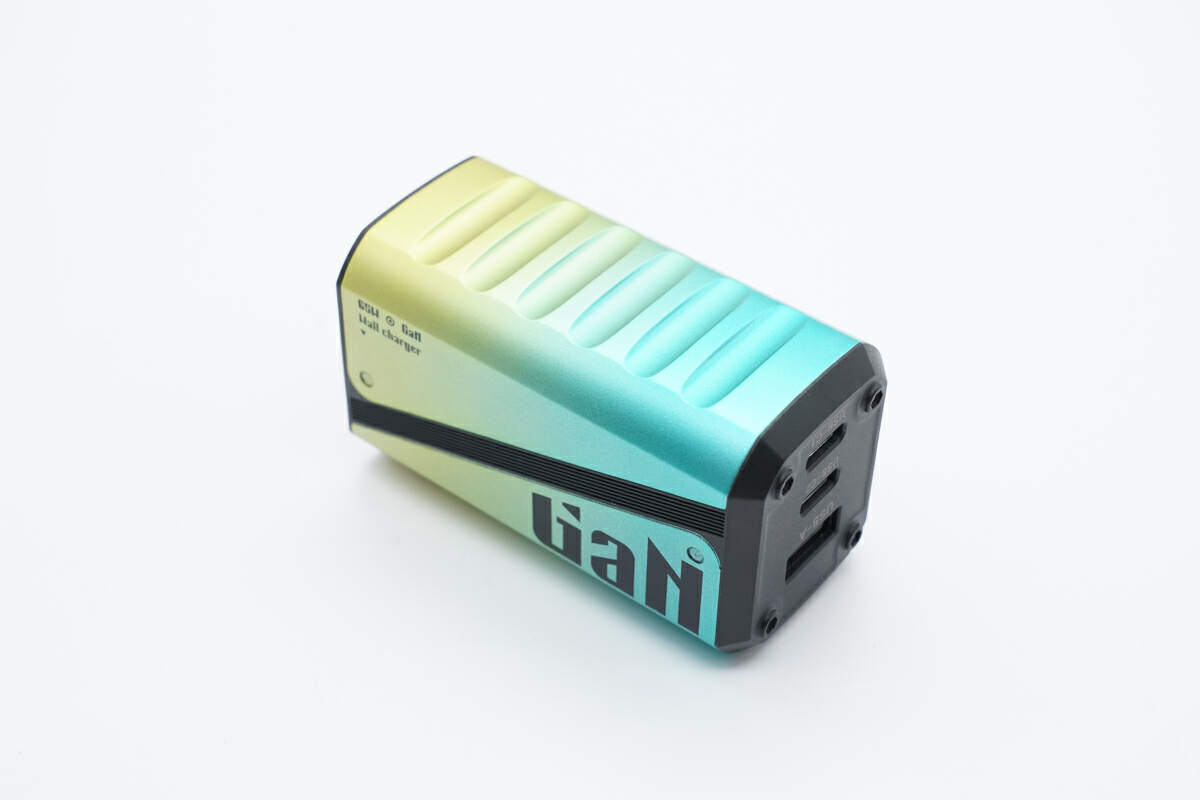 机甲风范，华科生渐变色系 67W UFCS 全时功率动态分配充电器三口快充