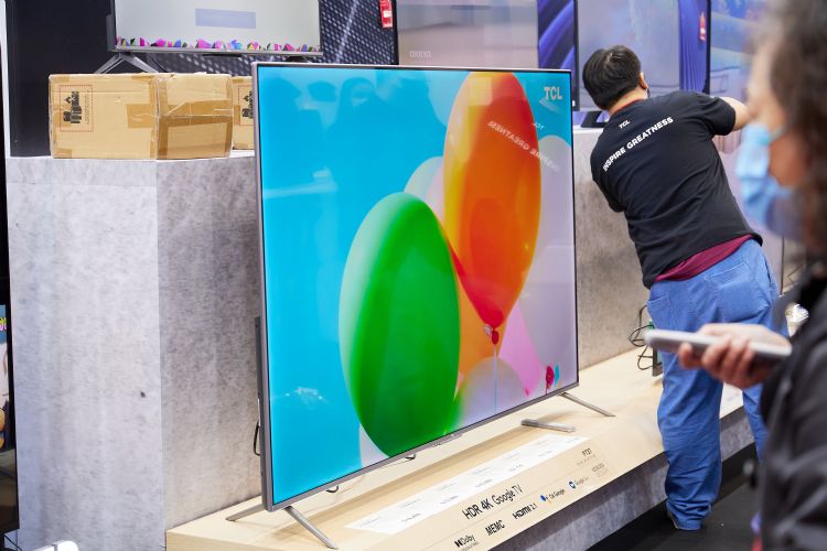 国内电视业者以半价不到的低价攻势进攻超大尺寸电视市场。李建梁摄（数据照）