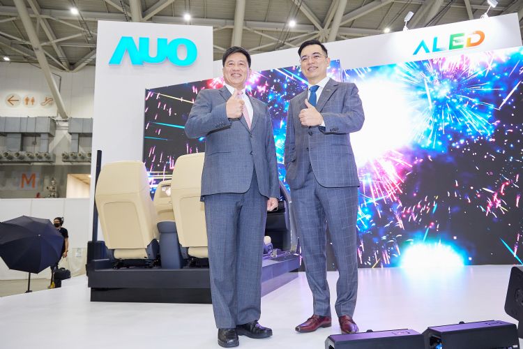 友达董事长彭双浪（左）、总经理柯富仁。李建梁摄