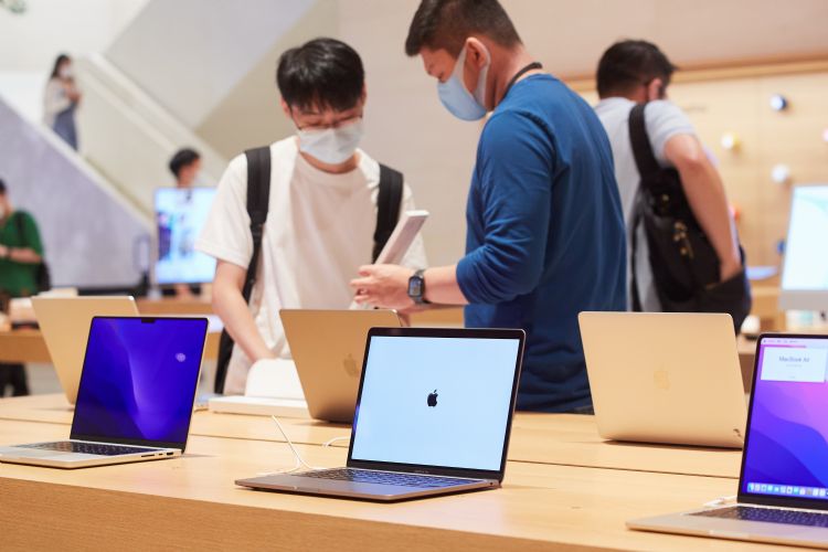 苹果2023年MacBook Pro库存调节冲击供应链营运，虽然下半年出货回温，部分供应链仍保守看待。李建梁摄