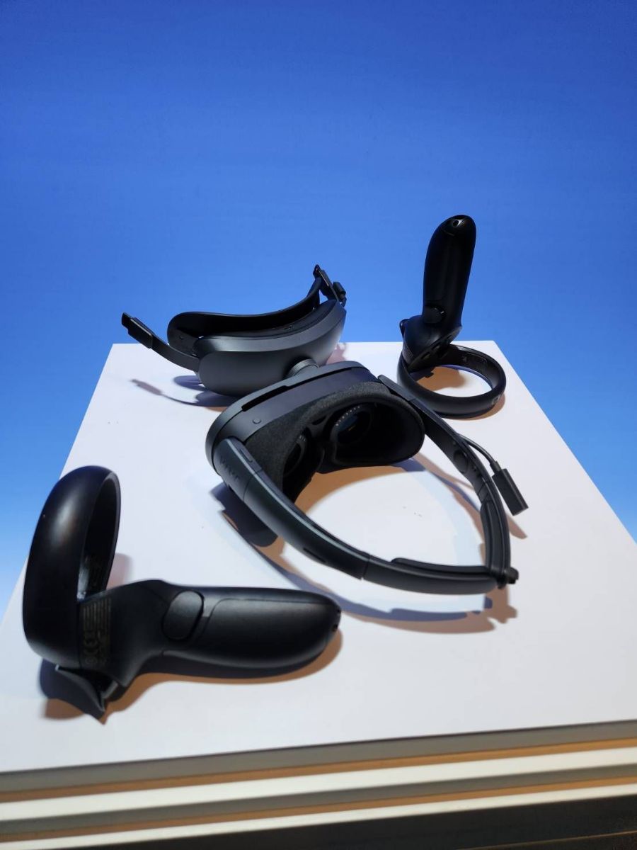 宏达电于CES 2023发表新款VR装置VIve XR Elite。王君毅摄