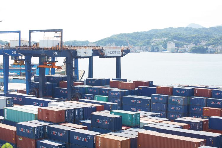 韩国自日本的材料、零组件、设备进口额逐年降低。李建梁摄