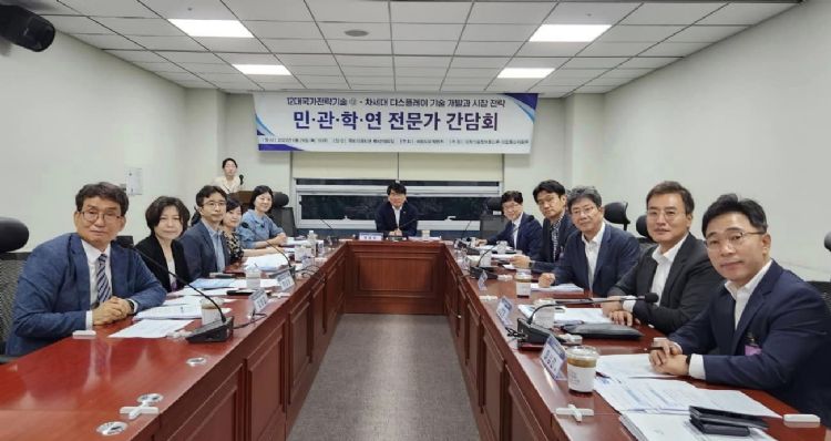 SDC、LGD等主要面板业者日前出席12大国家战略技术专家恳谈会。朴完柱Facebook