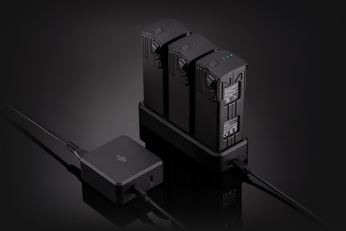DJI大疆推出100W双USB-C桌面充电器，遥控器电池一起充-充电头网