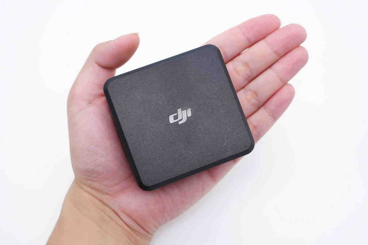 DJI大疆推出100W双USB-C桌面充电器，遥控器电池一起充-充电头网