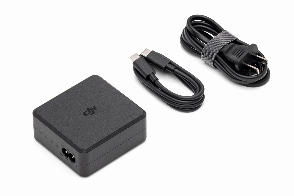 DJI大疆推出100W双USB-C桌面充电器，遥控器电池一起充-充电头网