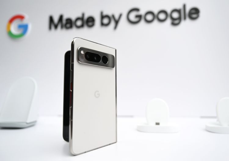 Google首款折叠机Pixel Fold稍早登场，在北美地区被视为三星折叠机的潜在对手。法新社