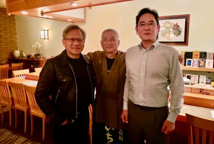 李在熔访美期间与NVIDIACEO黄仁勋用餐后留下合影。截图自Sawa Sushi Facebook
