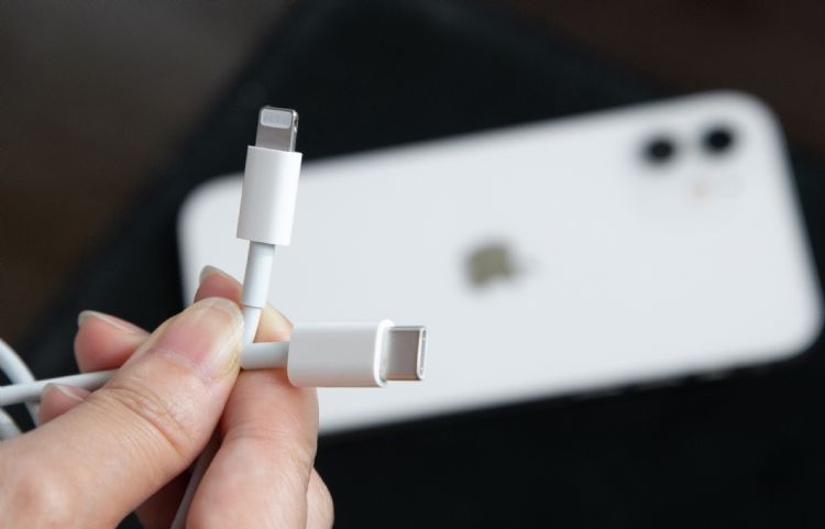零组件制造供应链证实，2023年部分的iPhone 15机型将改采Type-C接口传输界面。图为示意图。符世旻摄