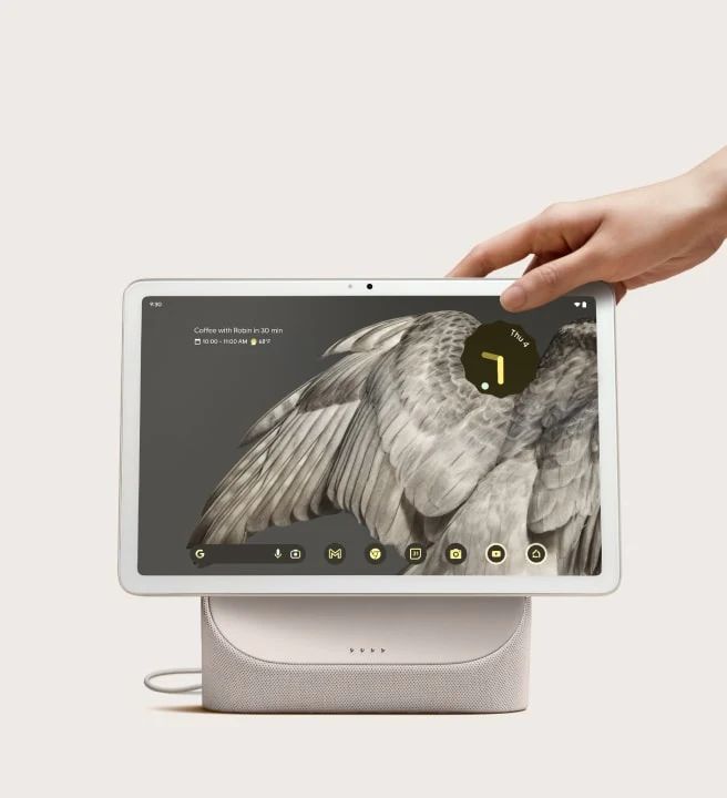 Pixel Tablet置于底座时会自动充电。Google