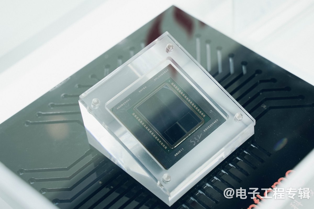 WAIC | 带你逛燧原展台：生成式AI现在长这样...