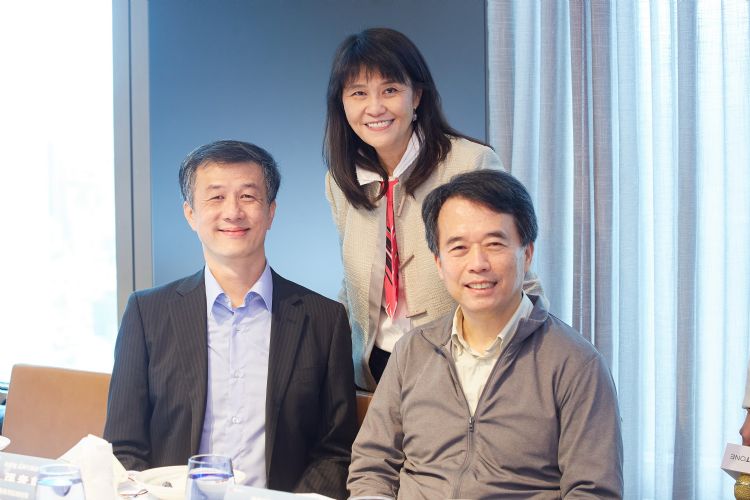 右起英业达新事业发展中心副总经理钟健尧、趋势科技CEO暨共同创始人陈怡桦、英业达资深特别专员张孝慈。李建梁摄