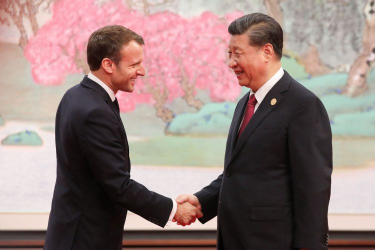 西太平洋政军局势紧张，但企业界仍难放弃国内市场，包括IT与半导体。图为法国总统Emmanuel Macron（左）会晤国内国家主席习近平（右）。法新社