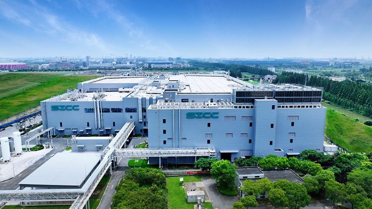 天岳先进6寸导电型SiC基板已开始供货，持续提升8寸产能。天岳先进