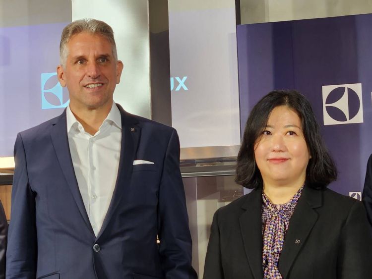 伊莱克斯APAC及MEA地区行销副总裁Frank Grueb（左）与台湾总经理余倩梅（右）。王君毅摄