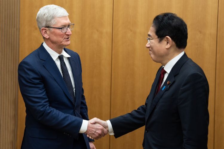 Tim Cook访日 首相岸田盼iPhone新增什么功能？