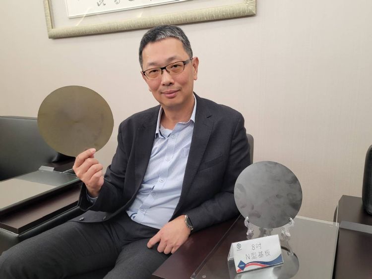 盛新总经理谢明凯手握台湾首个SiC硅片。黄女瑛摄