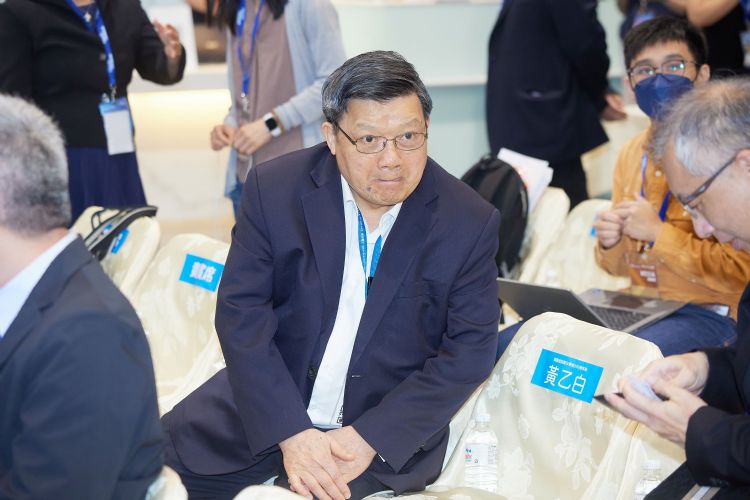 亿光董事长叶寅夫对2023年LED产业市况保守应对，看好车载背光需求成长。李建梁摄