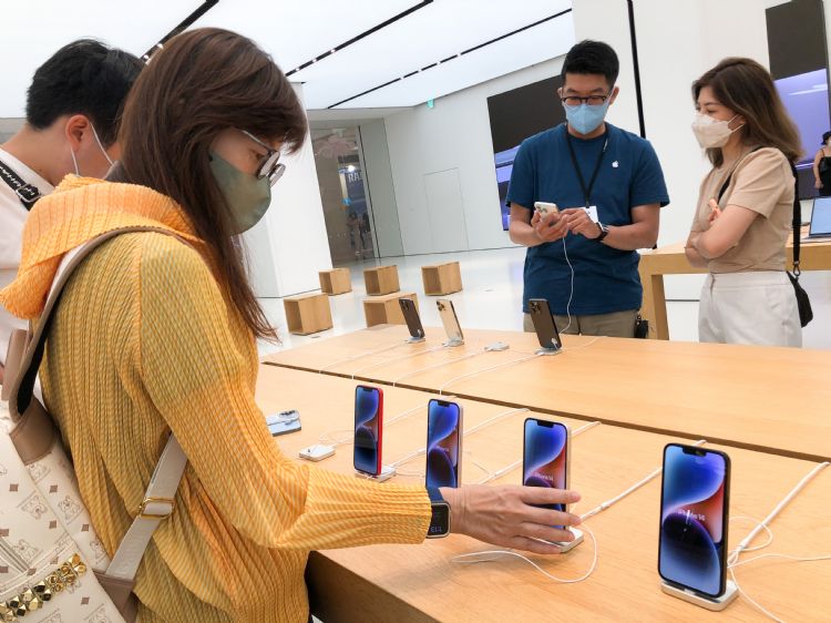 iPhone 14 Plus砍单幅度达4成 苹果力守出货总量